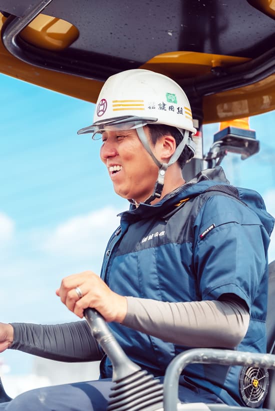 ヘルメットを着用しようとしている画像