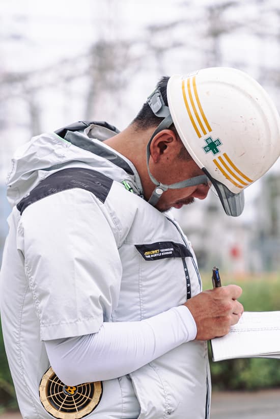 笑顔の株式会社鍵田組の社員1