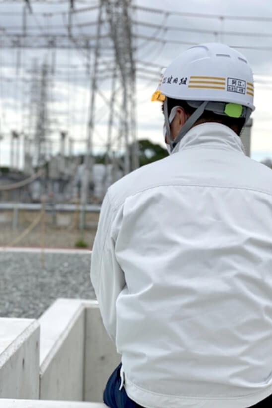 株式会社鍵田組の社員の後ろ姿画像